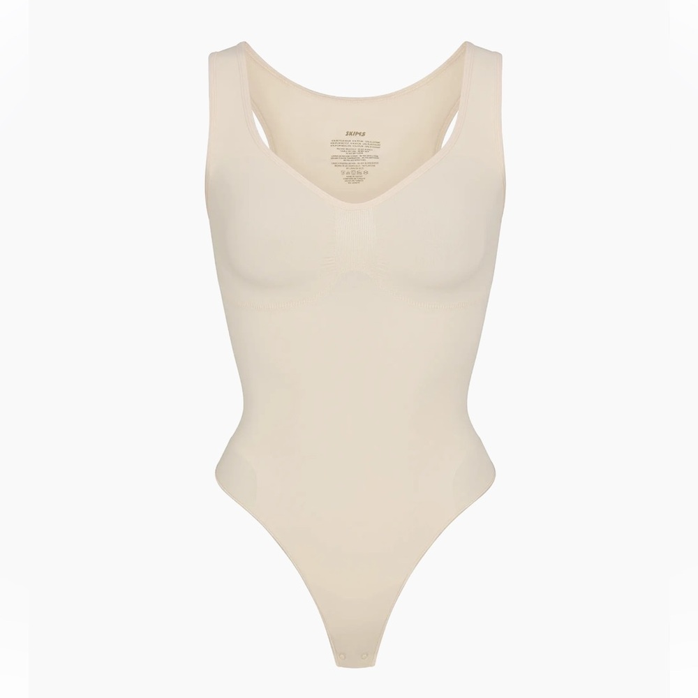 SKIMS BRAND NEW SEAMLESS SCULPT SCOOP NECK THONG BODYSUIT IN SAND